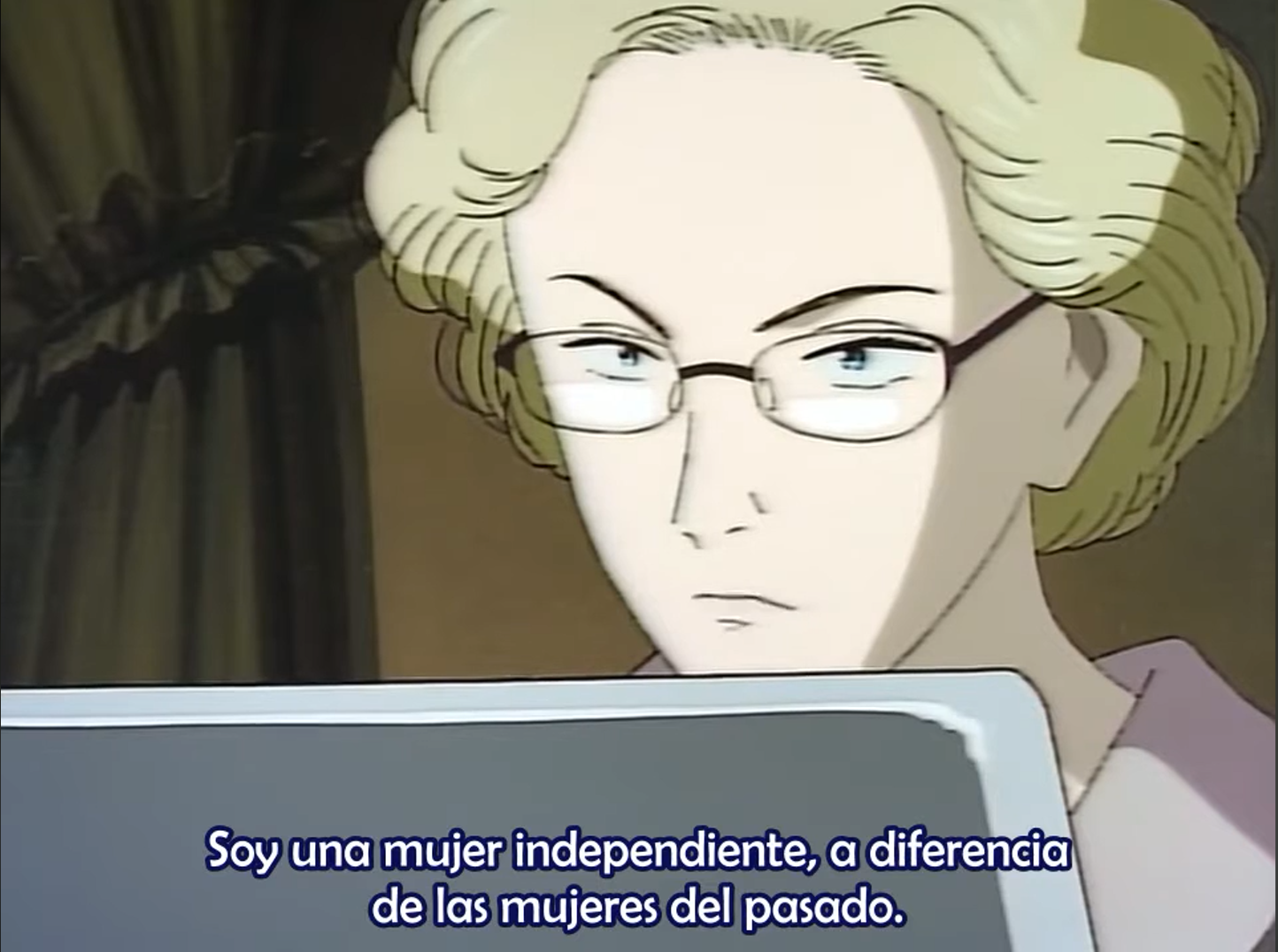 Una mujer rubia con gafas que dice "Soy una mujer independiente, a diferencia de las mujeres del pasado"
